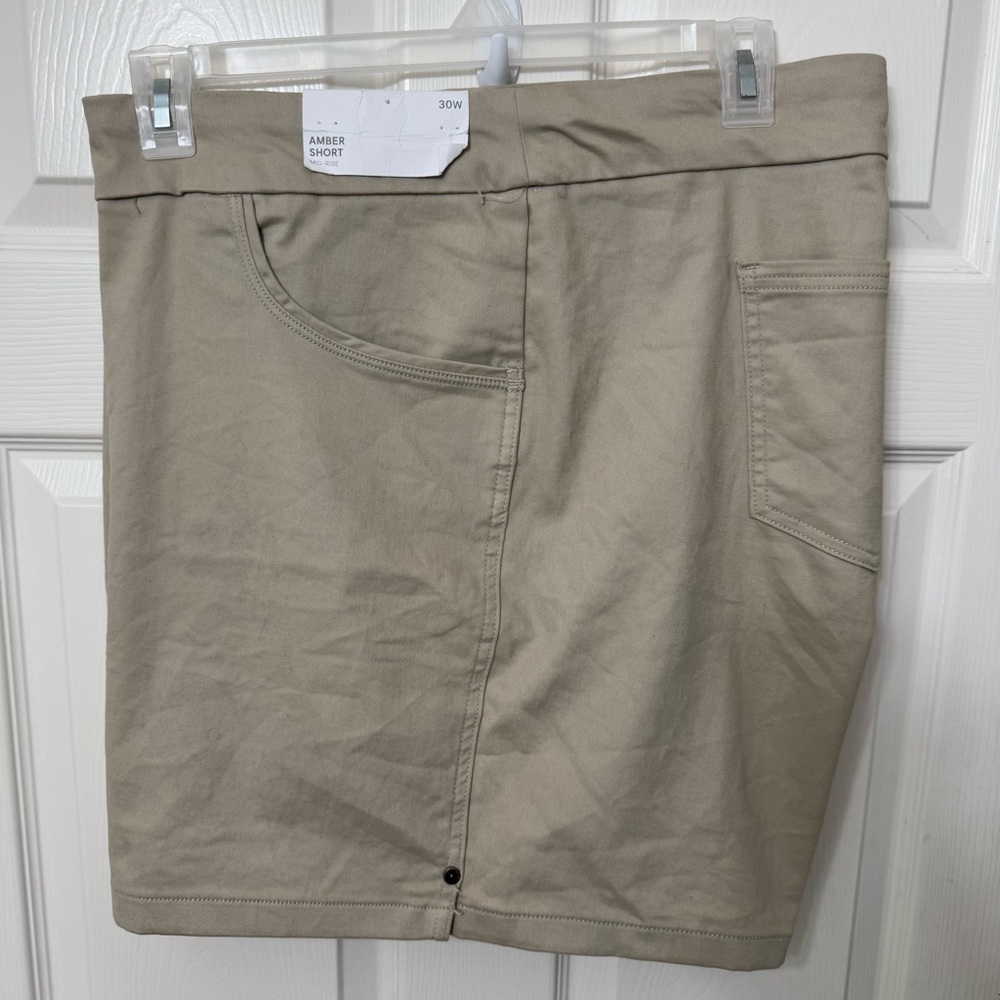 Liz Claiborne Amber Shorts Khaki Beige Mid Rise Plus Size 30W Pullon Stretch NWT